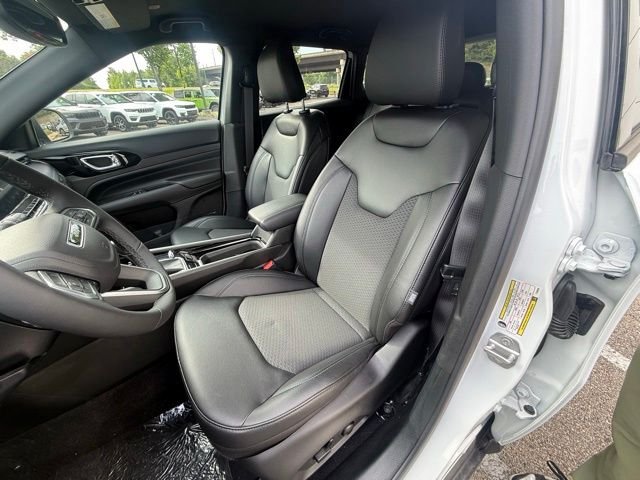 New 2026 Bright White Clear-Coat Exterior Paint Jeep Latitude image 19