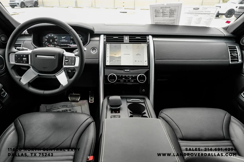 Used 2025 White Land Rover Dynamic SE image 13