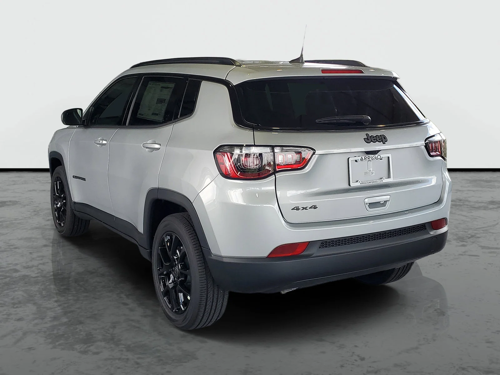 New 2026 Silver Zynith Metallic Clear-Coat Exterior Paint Jeep Latitude Altitude image 2