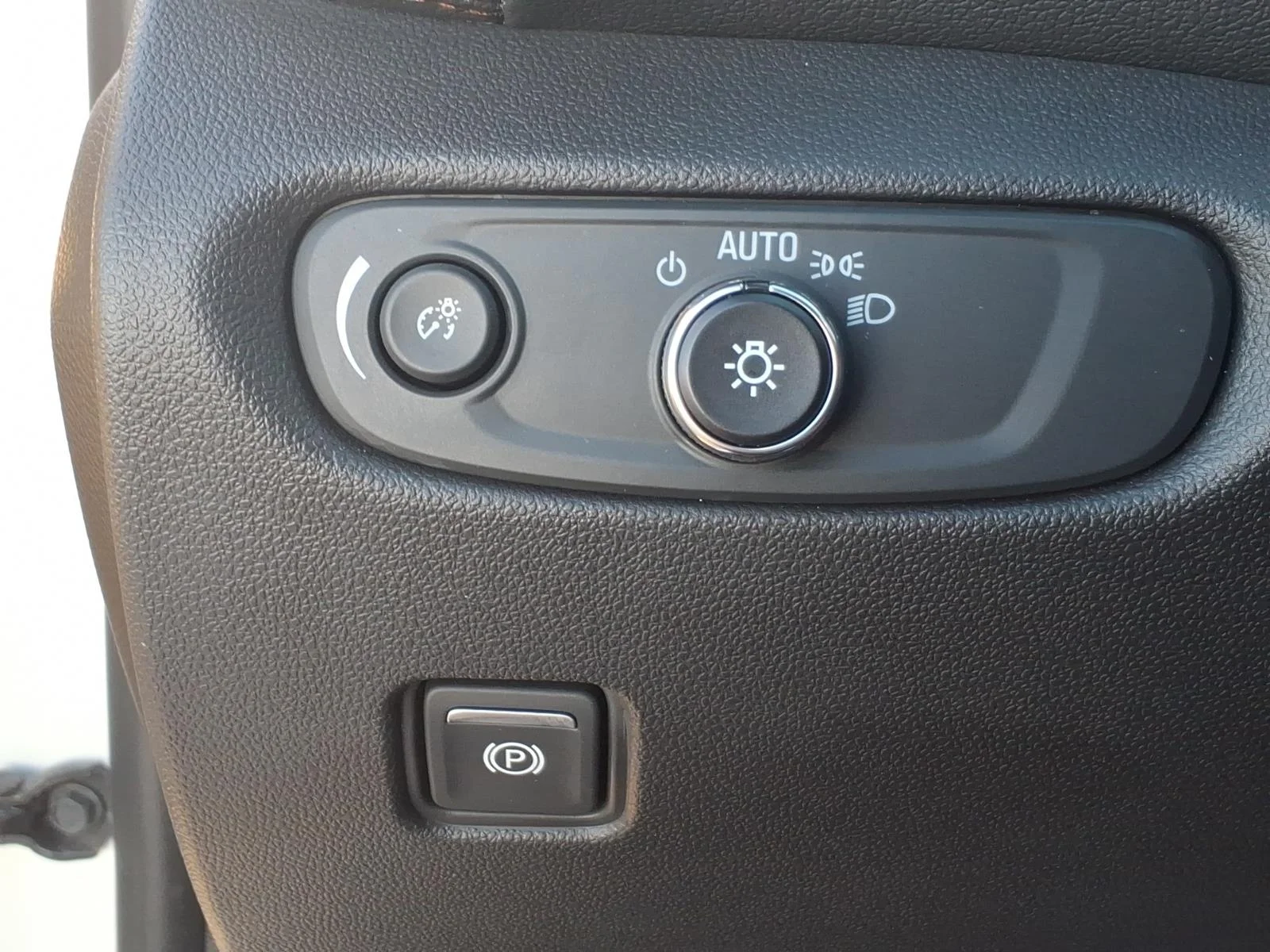 Used 2021 Iridescent Pearl Tricoat Chevrolet Premier image 19