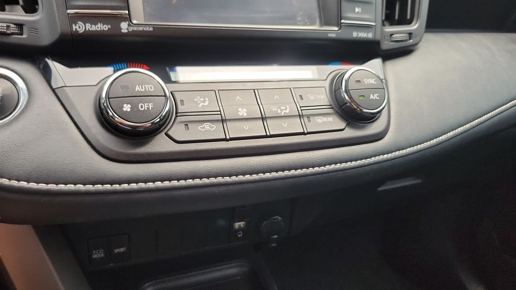 2018 Toyota RAV4 XLE - Photo 19