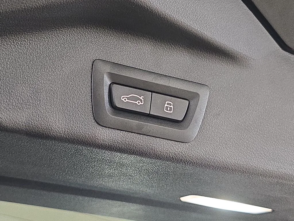 Used 2025 Black Sapphire Metallic BMW M60i image 31
