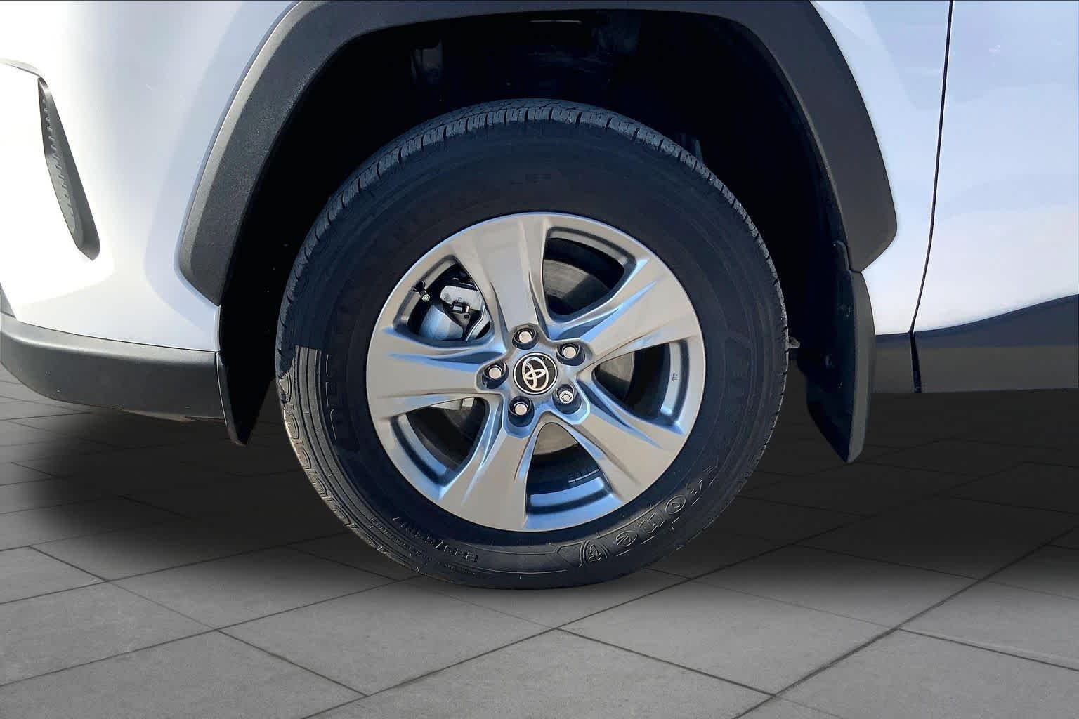 Used 2025 Ice Cap Toyota Hybrid XLE image 9