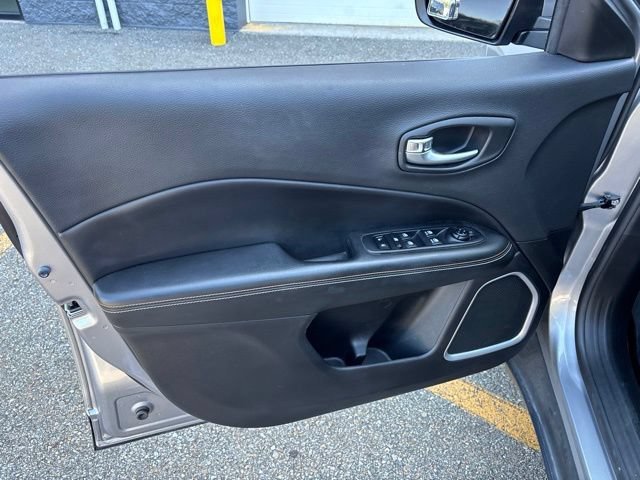 Used 2018 Billet Silver Metallic Clearcoat Jeep Latitude image 14