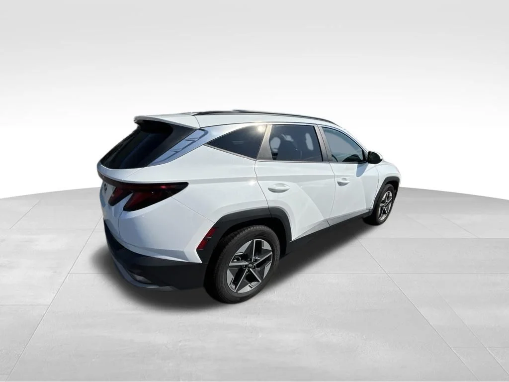 Used 2025 White Hyundai SEL image 18