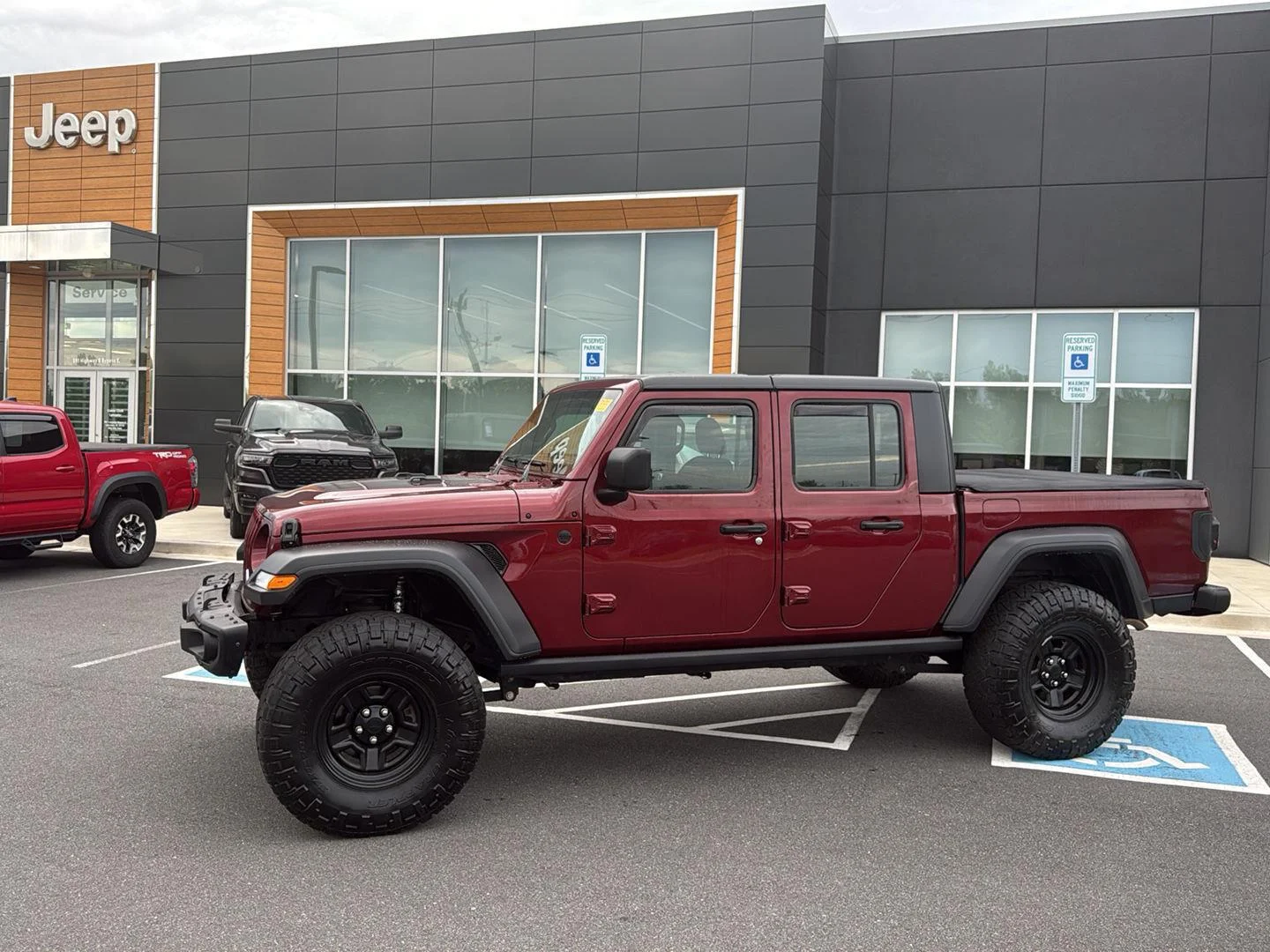 2022 Jeep Gladiator Sport's photo