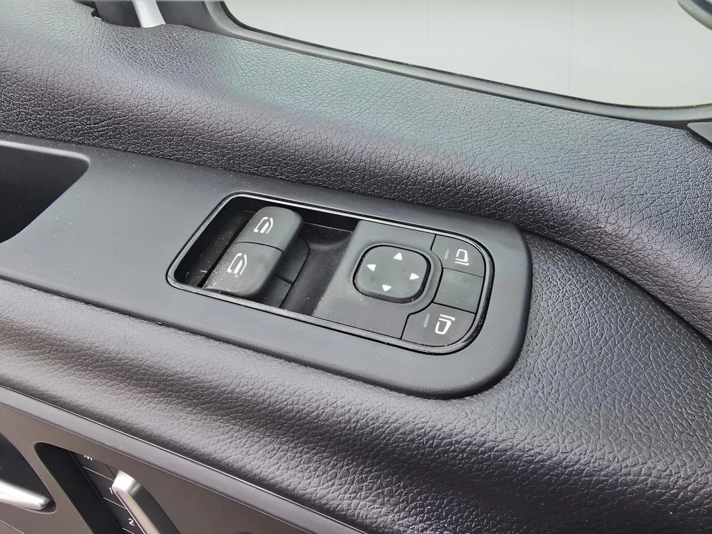 Used 2022 Arctic White Mercedes-Benz High Roof V6 image 24