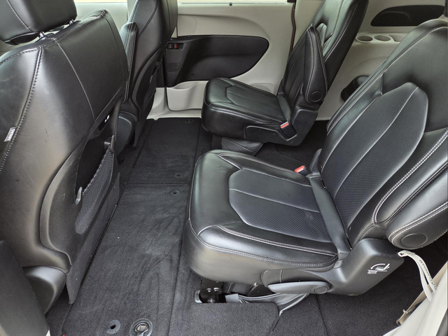 Used 2024 Red Chrysler Touring L image 31