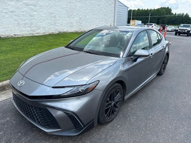 Used 2025  Toyota SE image 1
