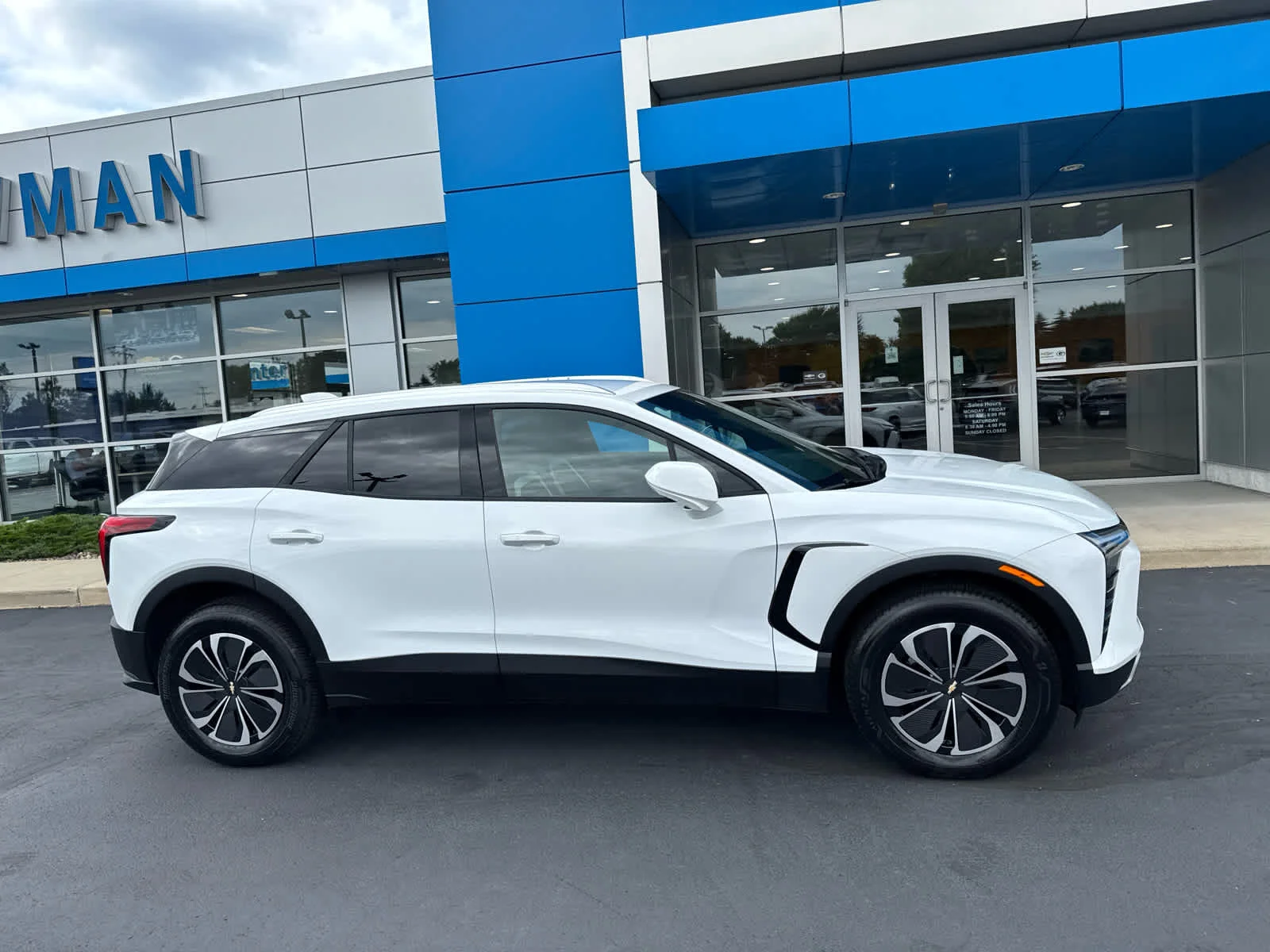 Used 2024 Chevrolet Blazer EV LT with VIN 3GNKDBRJ3RS261950 for sale in Cedarburg, WI