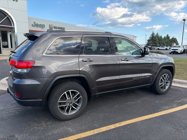 Used 2020 Granite Crystal Metallic Clearcoat Jeep Laredo image 4