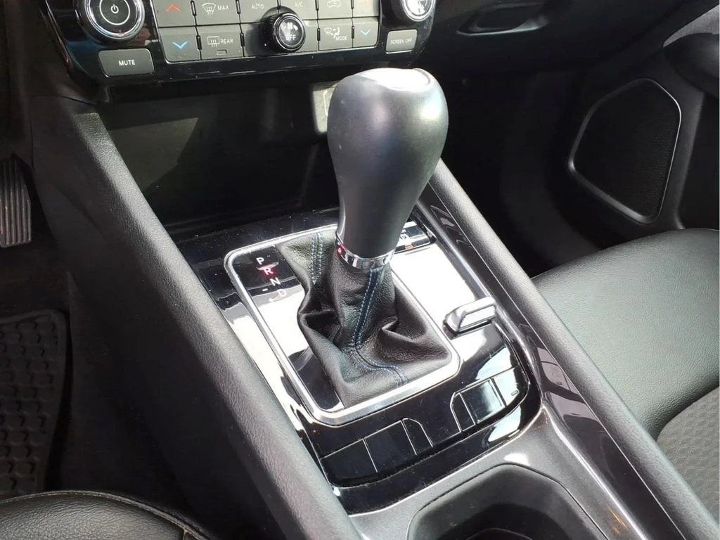 Used 2022 Red Jeep Latitude image 30