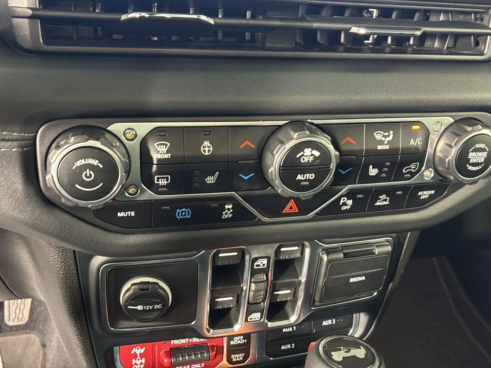 Used 2024 Bright White Clearcoat Jeep Rubicon X image 36
