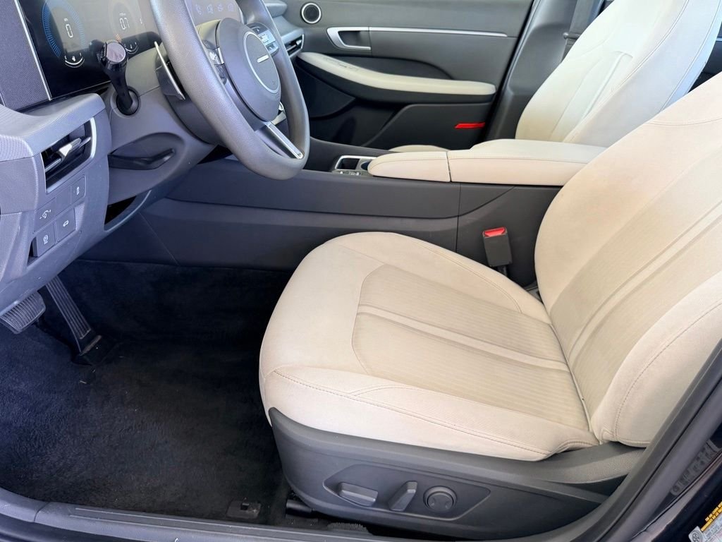 Used 2025 Black Hyundai SEL image 13