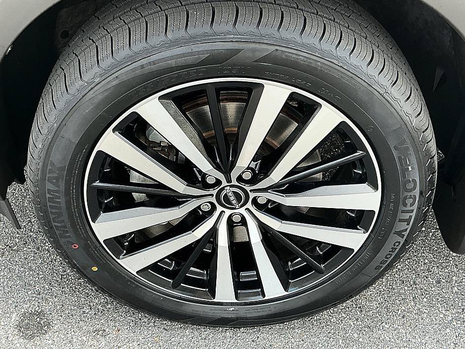 Used 2024 Super Black Nissan Platinum image 9