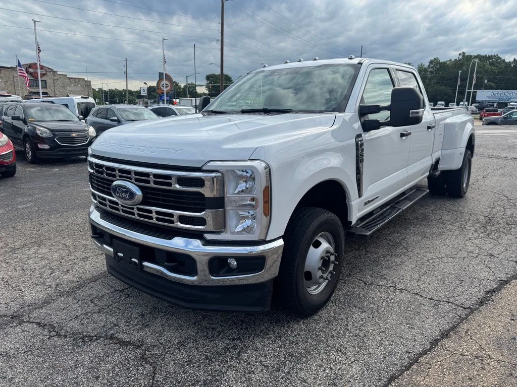 Used 2025 Oxford White Ford XLT image 3