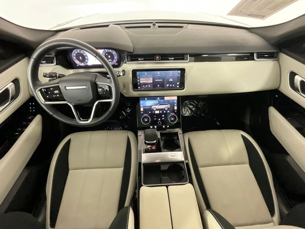 Used 2023 White Land Rover R-Dynamic S MHEV image 10