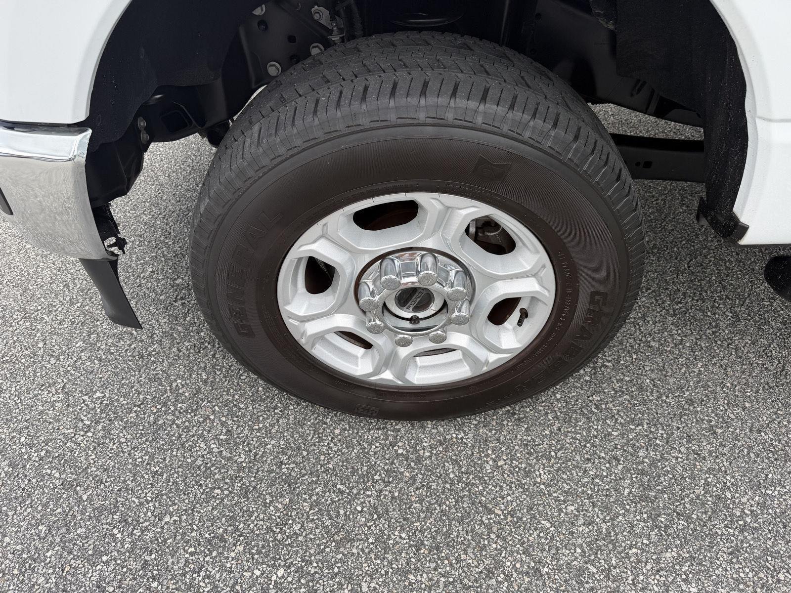 Used 2025 Oxford White Ford XLT image 33