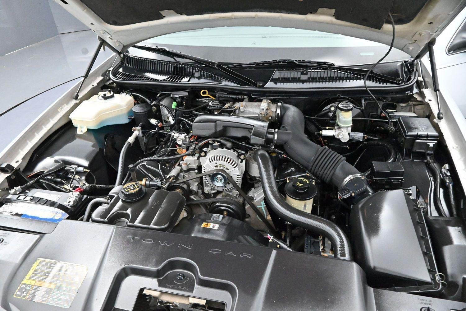 Used 2000  Lincoln Executive image 26
