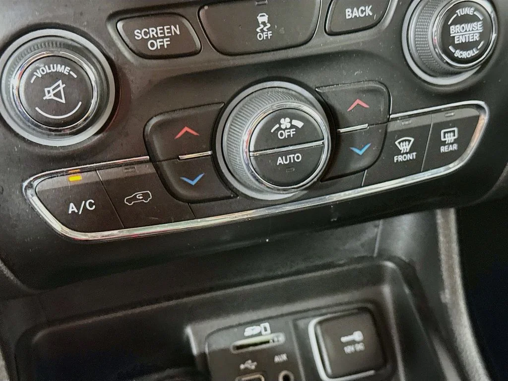 Used 2014 Gray Jeep Limited image 18