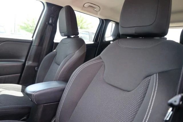 Used 2023 White Jeep Latitude image 22