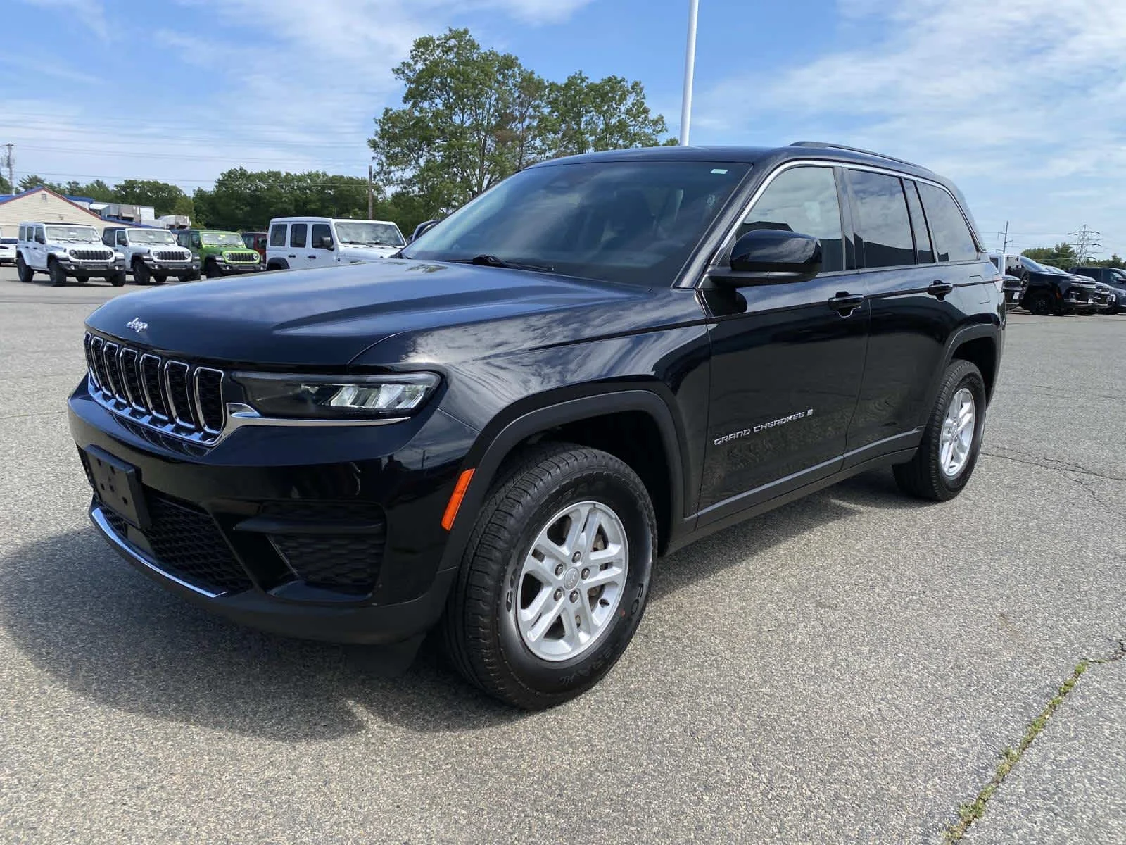 Certified Used 2023 Diamond Black Crystal Pearlcoat Jeep Laredo image 9