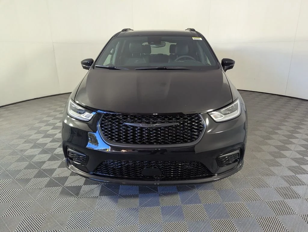 New 2026 Diamond Black Crystal Pearl-Coat Exterior Paint Chrysler Select image 3