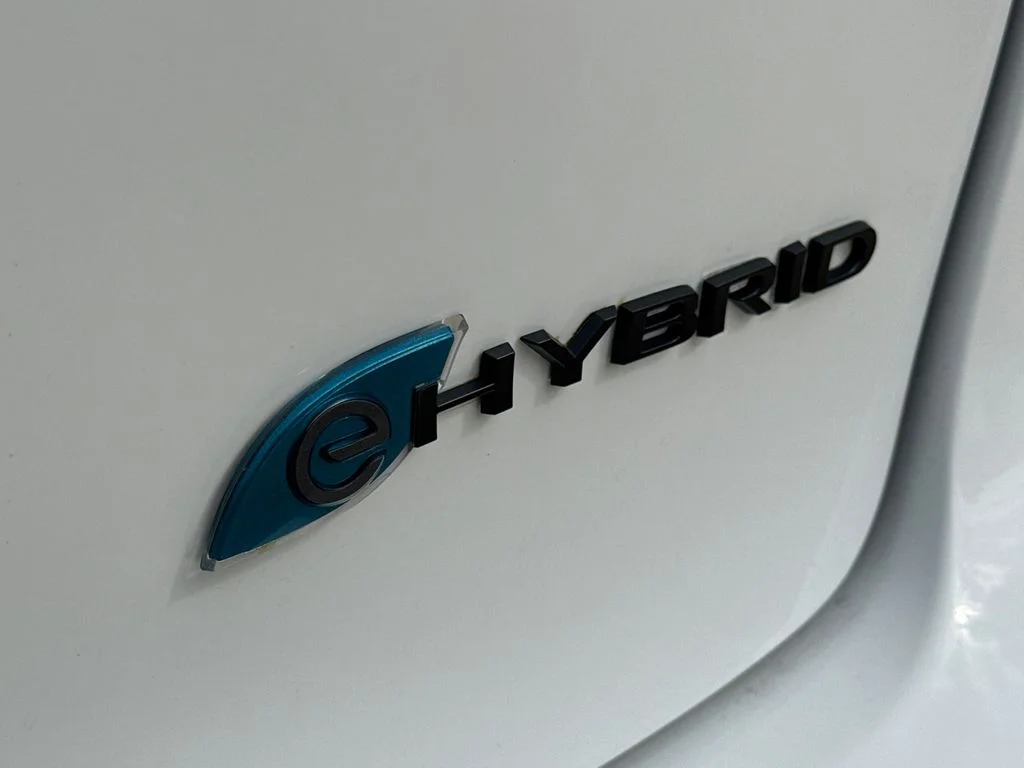 Used 2024 White Chrysler Select image 11