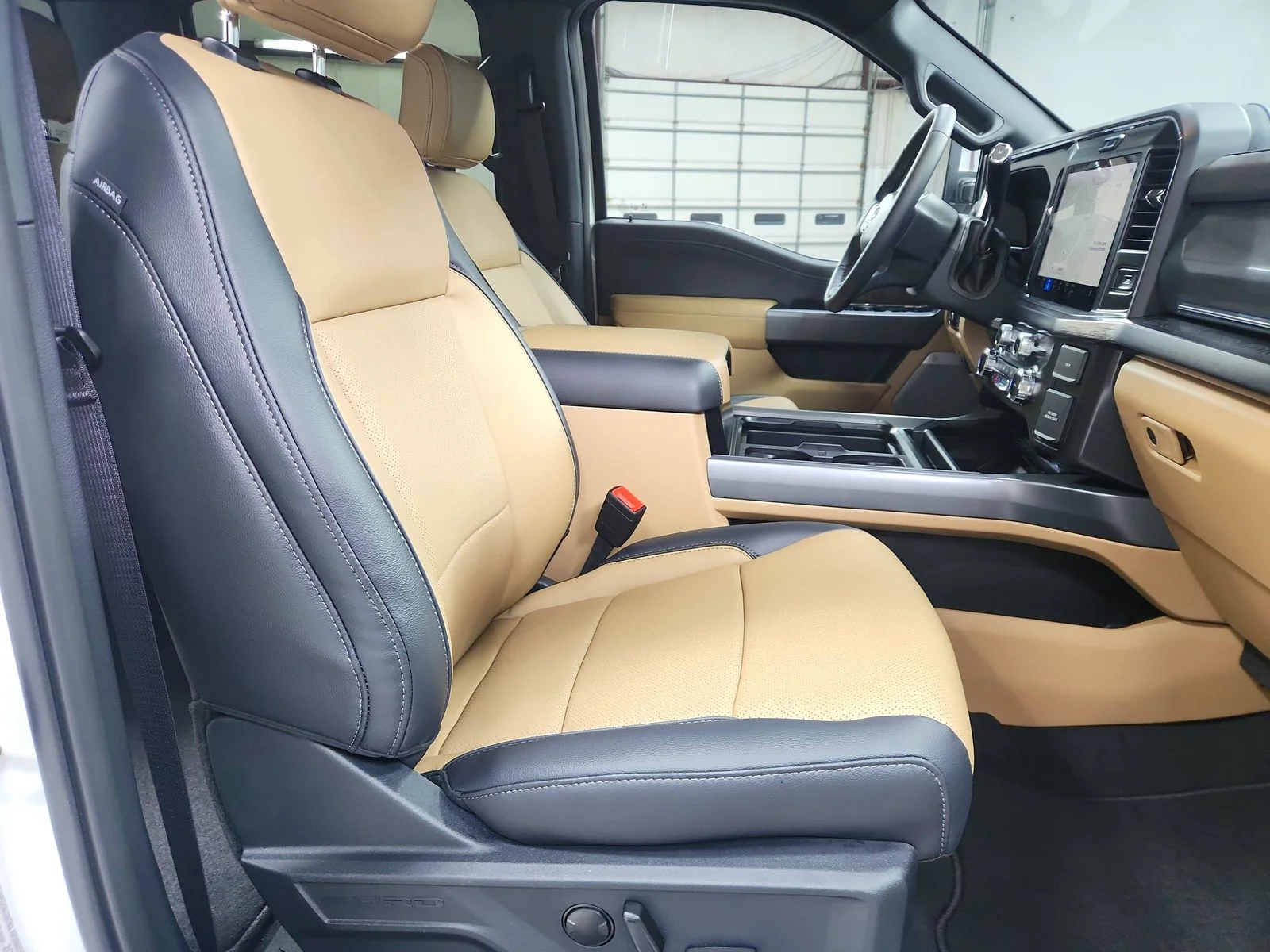 New 2026 Star White Metallic Tri-Coat Ford F-250® Lariat® image 38