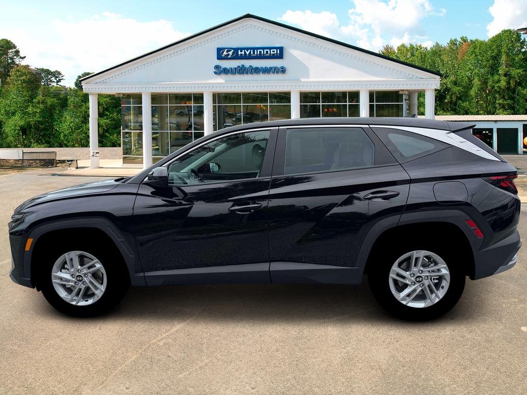 New 2026 Black Hyundai SE FWD image 3