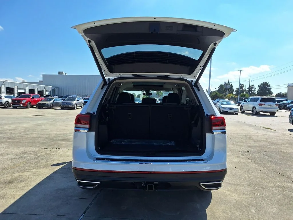 New 2026 White Volkswagen SE w/Technology image 28