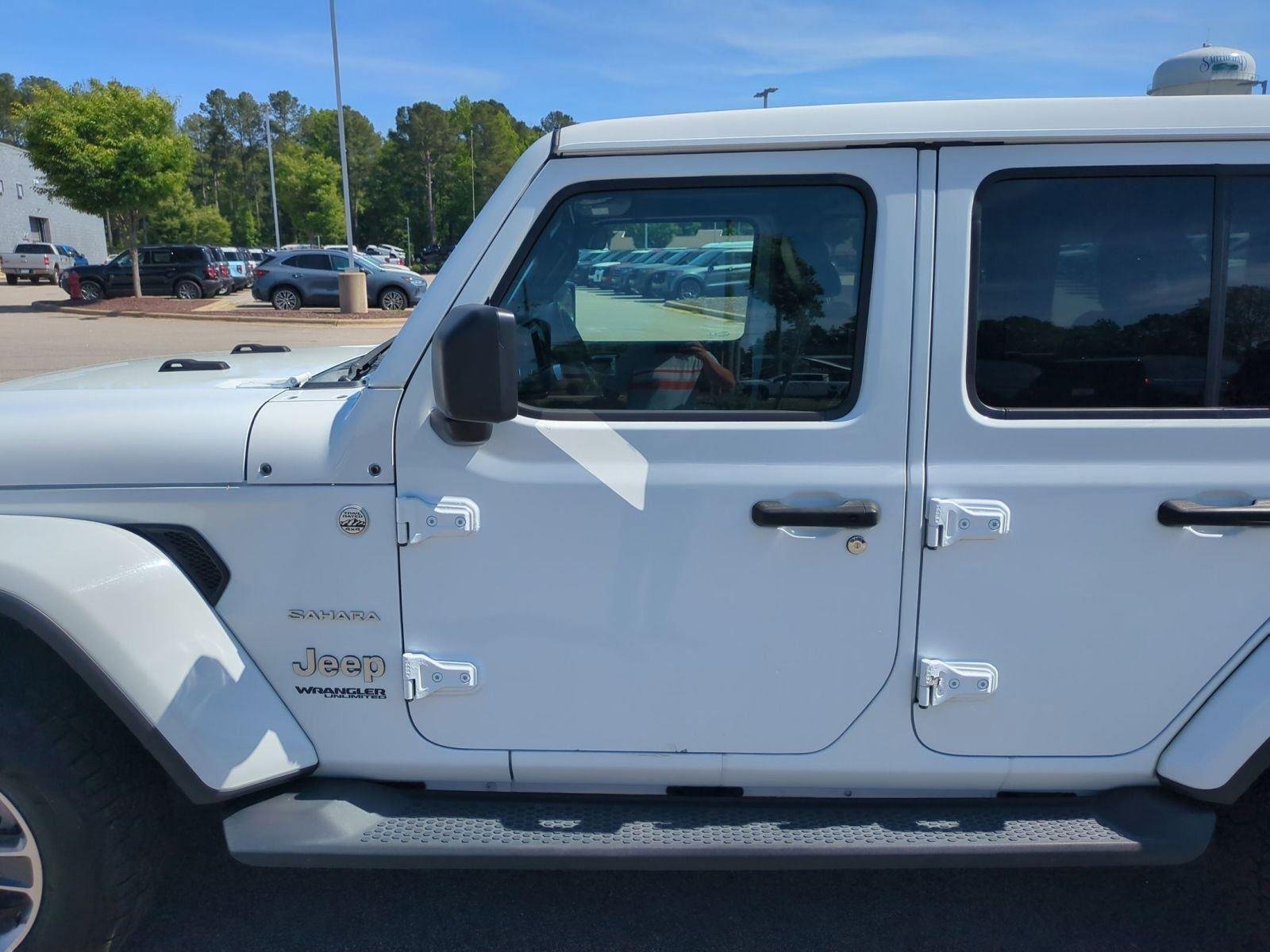 Used 2019 Bright White Clearcoat Jeep Sahara image 15