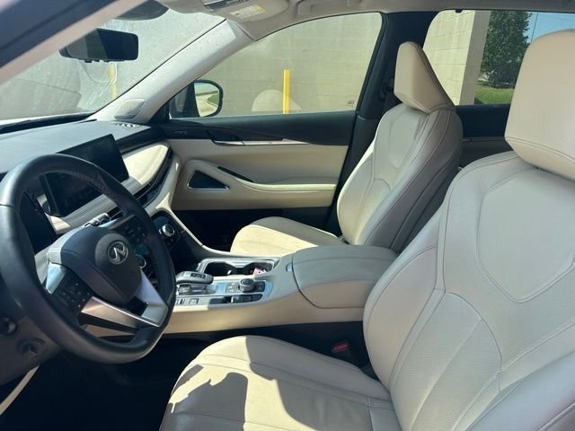 Used 2023 White INFINITI Sensory image 8