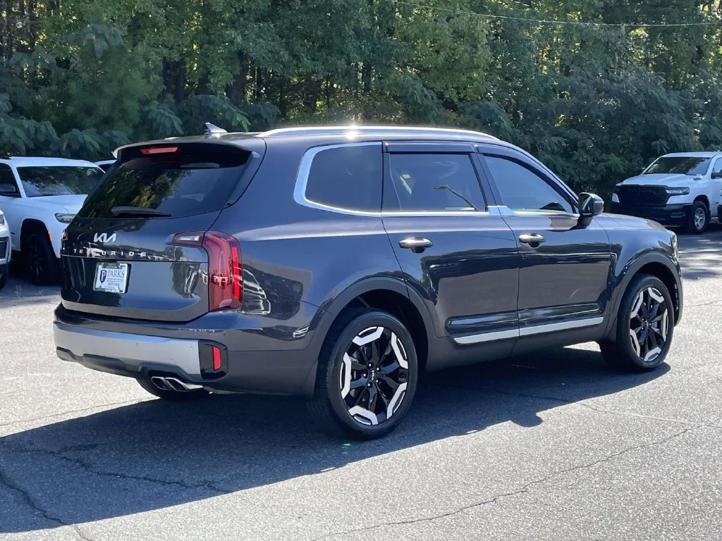 Used 2025  Kia S image 8