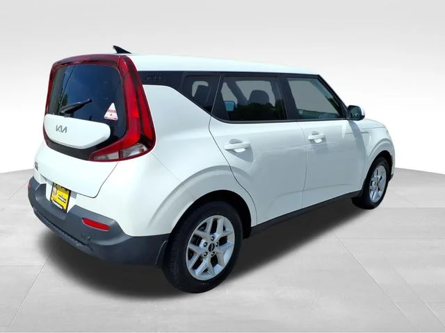 Used 2022 White Kia LX image 10