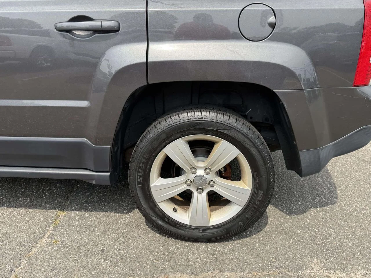 Used 2015 Granite Crystal Metallic Clearcoat Jeep Latitude image 12