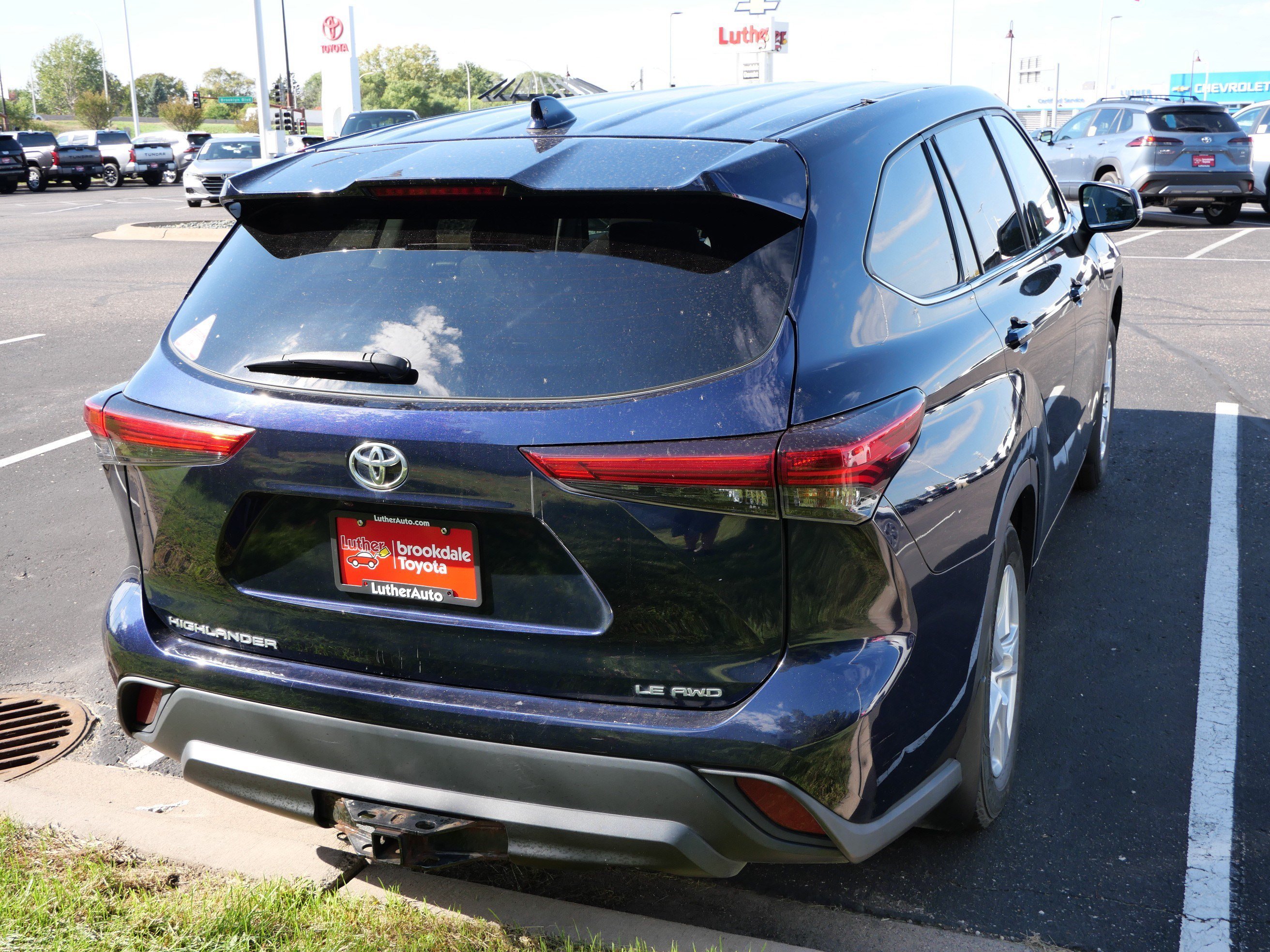 Used 2021 Toyota Highlander LE with VIN 5TDBZRBH2MS524601 for sale in Brooklyn Center, Minnesota