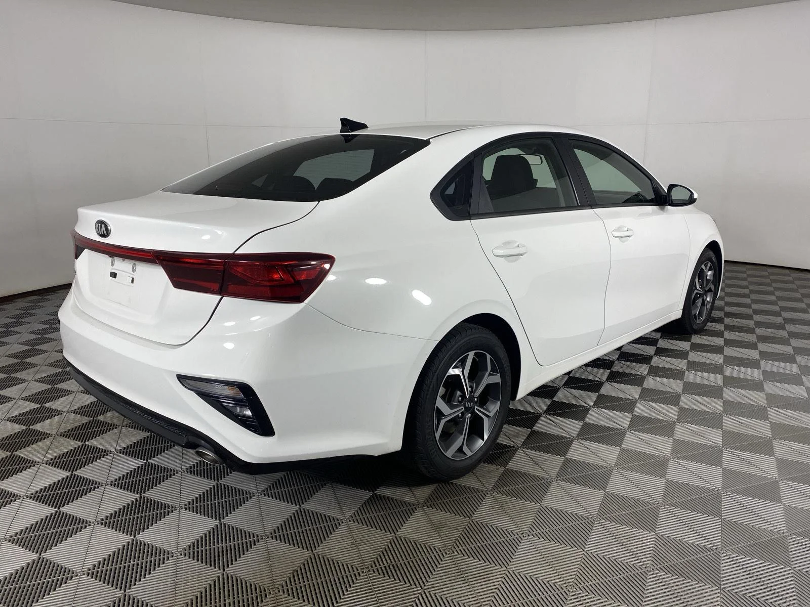 Used 2020 Clear White Kia LXS image 7
