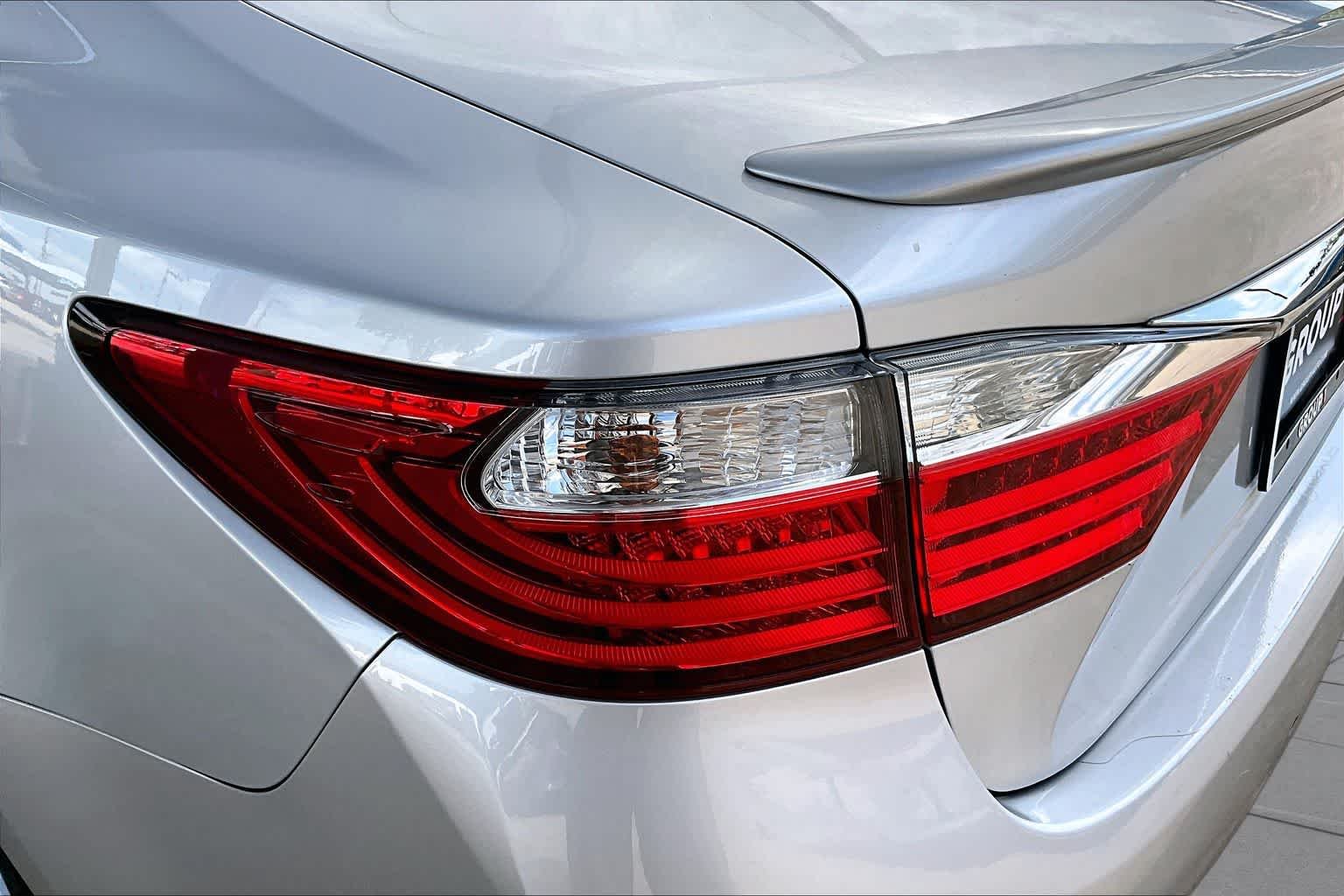 Used 2013 Silver Lining Metallic Lexus 4dr Sdn image 28