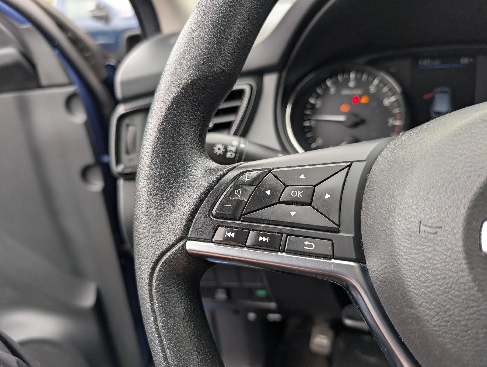 Used 2019 Caspian Blue Metallic Nissan S image 12