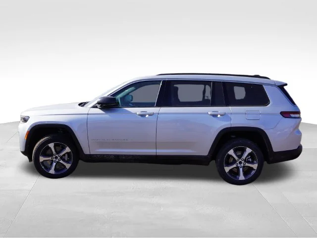 New 2026 Silver Zynith Exterior Paint Jeep Limited image 6