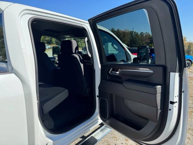 Used 2025 White Chevrolet LT image 14