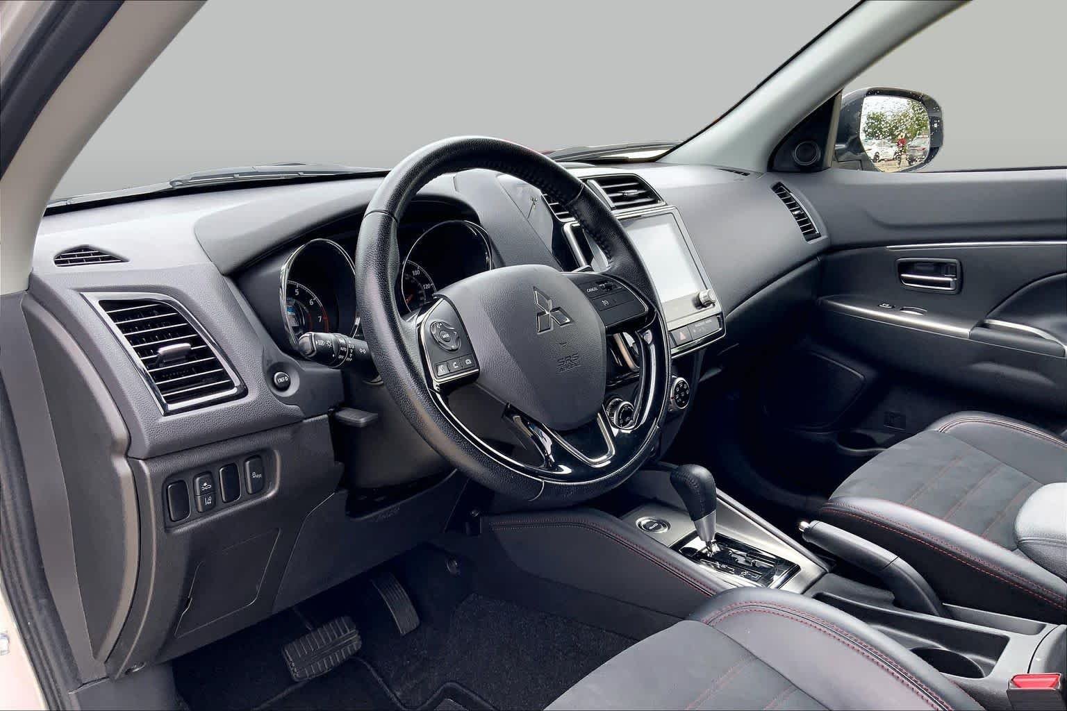 Used 2024 Alloy Silver Metallic Mitsubishi SE image 17