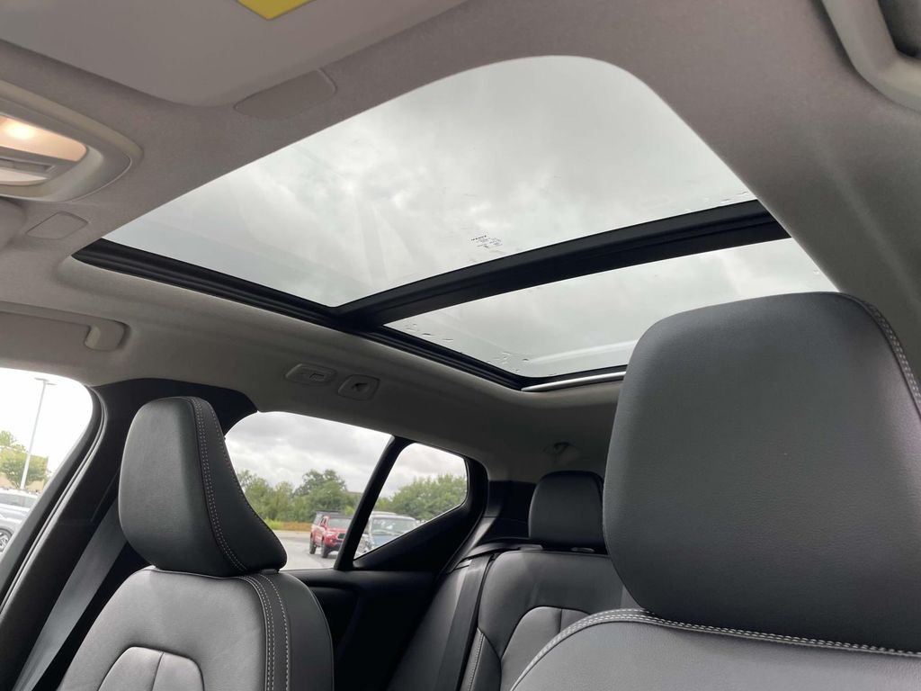 2026 Volvo XC40 Plus - Photo 11