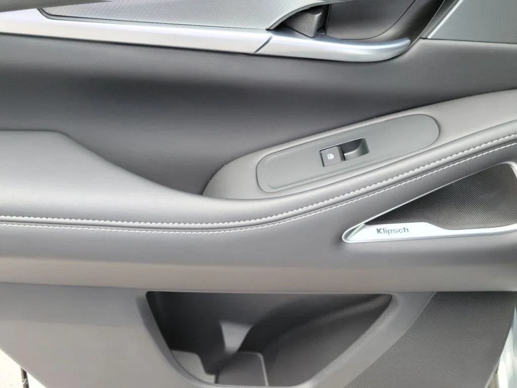 New 2027 RADIANT WHITE INFINITI Luxe FWD image 9