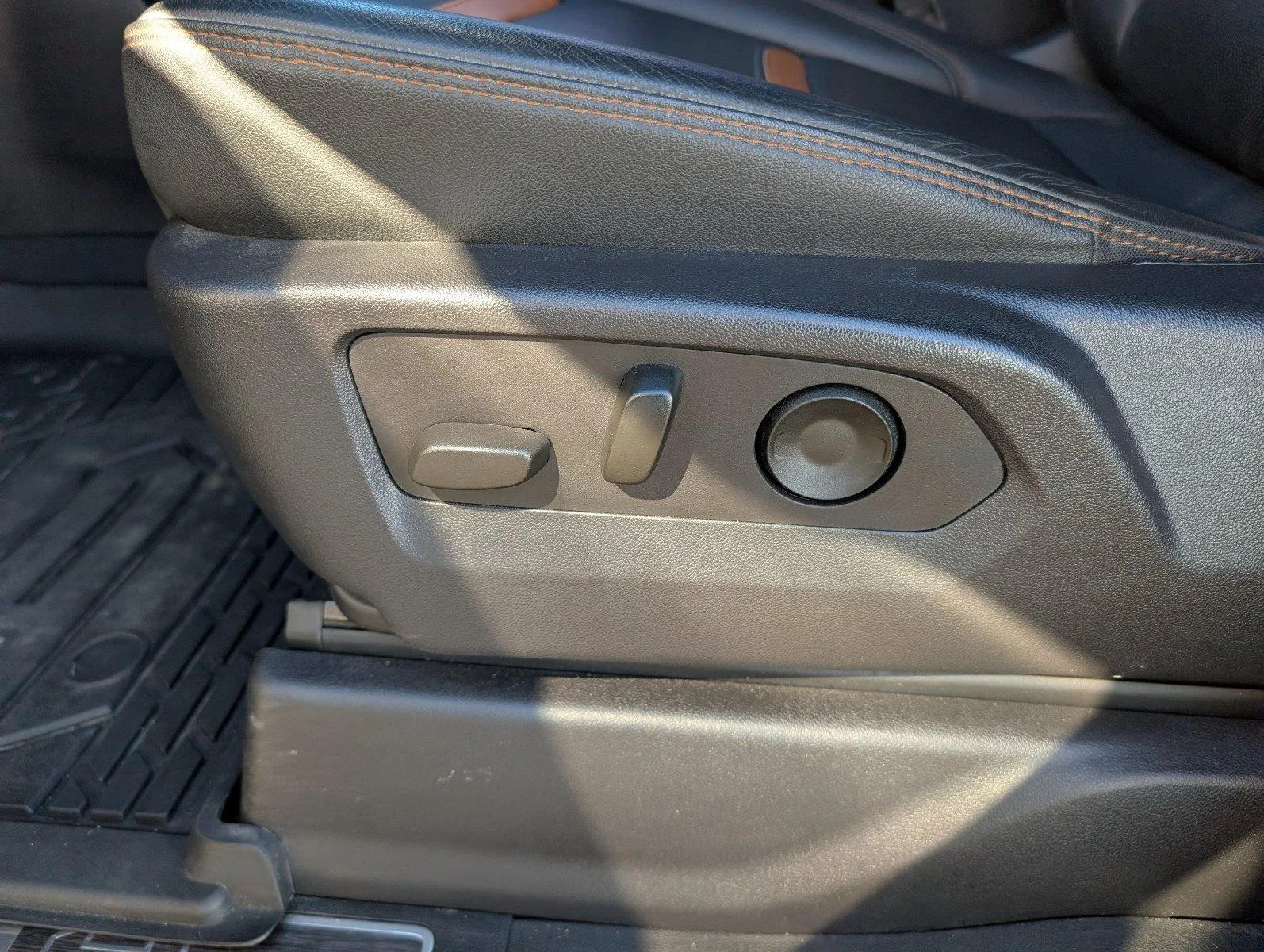Used 2025 Sterling Metallic GMC AT4 image 16
