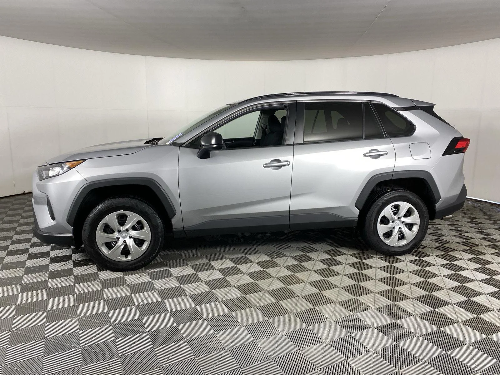 Used 2019 Gy Toyota LE image 4