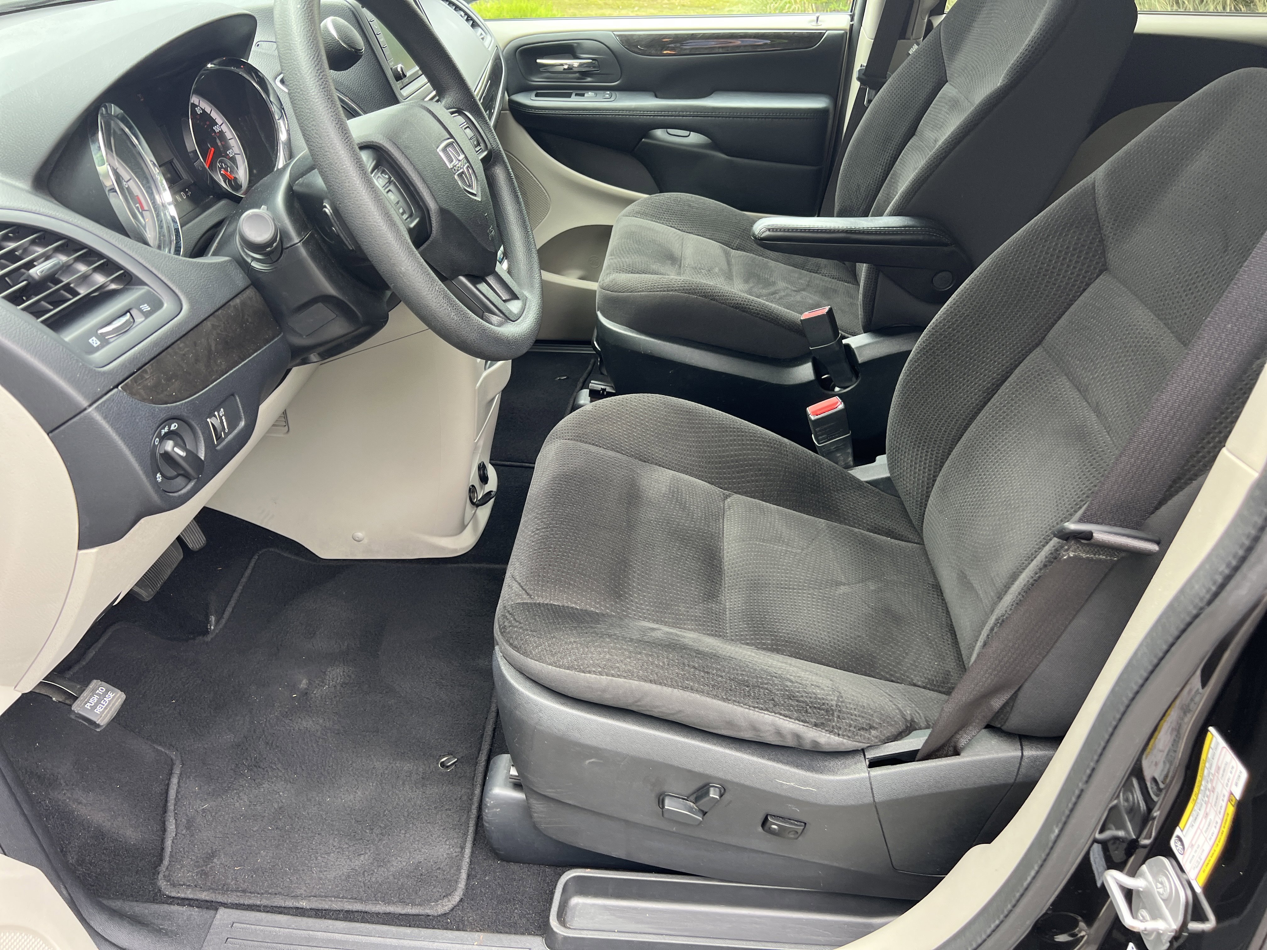 Used 2019 Black Onyx Crystal Pearlcoat Dodge SE image 10