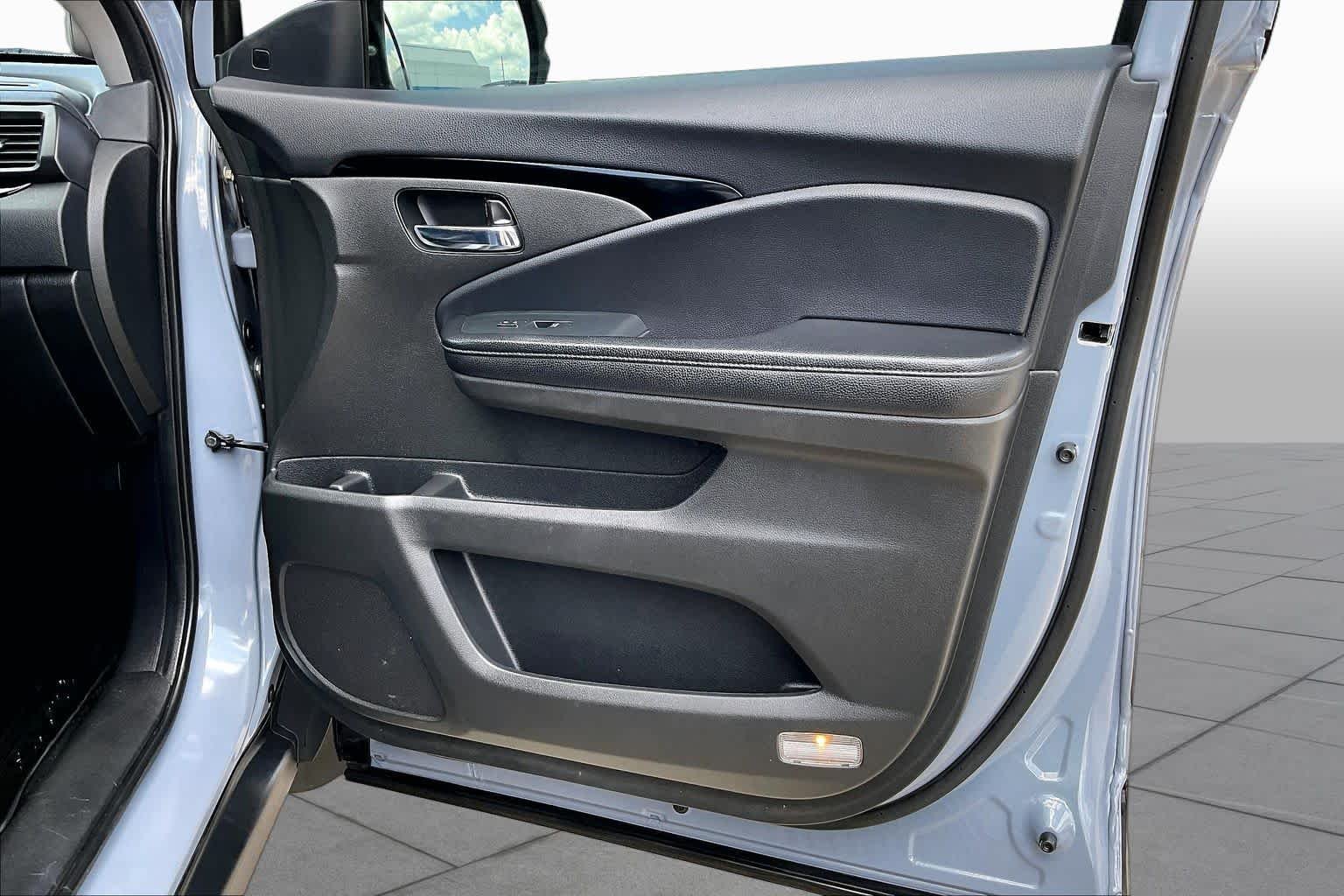 Used 2022 Sonic Gray Pearl Honda Touring 7-Passenger image 23