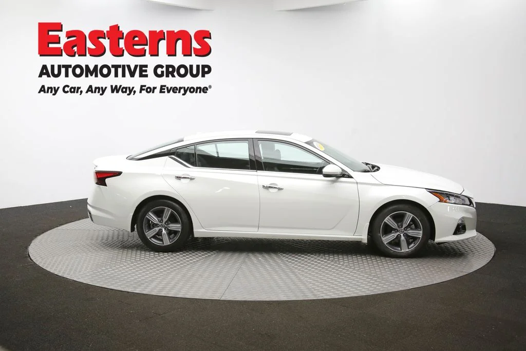 Used 2022 White Nissan 2.5 SL image 44